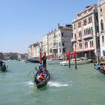 Dichter Schiffsverkehr herrscht auf dem Canale Grande allenorts, u.a. durch Gondeln, öffentlichen Nahverkehr,Taxis und allerhand Lieferverkehr für Einwohner und Tourismus.
