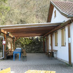 Überdachter Außenbereich an der Hütte