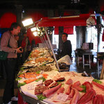 Eine Impression vom Fischmarkt nahe der Rialtobrücke.
