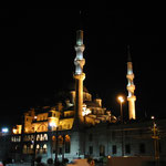 Ein Moschee am goldenen Horn (Stadtteil Eminönü) bei Nacht.