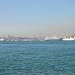 Blick von der asiatischen Seite des Bosporus auf das goldene Horn auf der europäischen Seite..