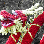 Drachenkopf aus Papierblüten