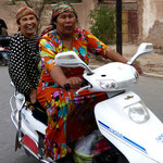 Frauen auf dem Motorroller in Kashgar (Nordwest China)