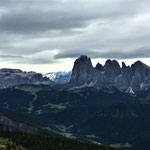 In der Ferne das Sellajoch, die Marmolata und der Langkofel