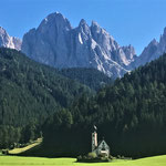 Die Ranui Kirche, im Hintergrund die Geißlerspitzen