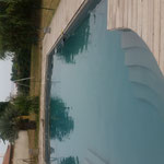 eau de piscine avec un Gelcoat gris béton 
