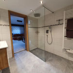 Bad mit Dusche und WC