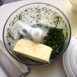 zerkleinerten Kerbel mit Butter mixen