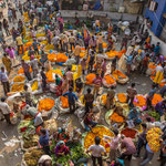 Des tonnes de fleurs multicolores transitent ici chaque jour pour être vendues en vrac ou transformées en colliers