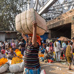 Le marché se déploie sous le pont de Howrah, le géant de fer qui enjambe le fleuve