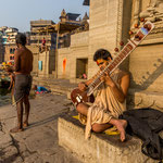 Homme à la sitar sur les ghâts