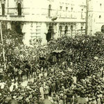1912 Zona noreste de la Plaza de Pi y Margall, con el Ayuntamiento y la iglesia de San Francisco (durante el funeral de Marcelino Menéndez Pelayo)
