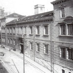 ¿Año? Calle Sevilla desde el sur. La acera este no ardió: en primer plano, la Escuela Superior de Industria, derribada en las últimas décadas, y, al fondo, la Caja de Ahorros. A la izquierda asoman las "Casas de Regato", desaparecidas en 1941