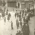 1907 Traslado de la corporación municipal del viejo Ayuntamiento en la Plaza Vieja al nuevo en Pi y Margall. La comitiva, que sale de San Francisco, está cruzando Isabel II (al fondo de la imagen)