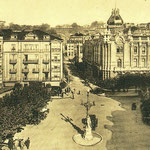 c. 1930 Plaza de Pi y Margall desde el sur. Al frente, a la derecha, el Ayuntamiento. Obsérvese que los dos edificios a la izquierda del Ayuntamiento ya han sido unidos y se les han añadido plantas; aún otra más se añadiría para llegar a su estado actual