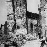 1941 Restos del tramo inicial de Ruamayor tras el incendio. Al fondo, el torreón de la Catedral derrumbado parcialmente