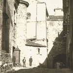 c. 1890 Azogues desde el este. A la izquierda, castillo de San Felipe (derribado en 1896); al fondo, la Catedral; el atrio de la iglesia del Cristo continuaba la Calle de los Azogues hasta la del Puente