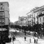 c. 1910 Calle de Amós de Escalante desde la Plaza de Pi y Margall. A la izquierda, el edificio que se derribó en los años 30; a la derecha, los dos edificios que han sobrevivido