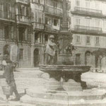 1900 Plaza del Príncipe desde su centro hacia el norte. En primer plano, fuente erigida en 1859 en sustitución de otra anterior llamada "del Monstruo"
