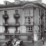 ¿Año? Esquina sureste de la Plaza de Pi y Margall. A la derecha, entrada a Atarazanas; este edificio formaba parte de las dos manzanas derribadas en 1936 para unir Atarazanas con Juan de Herrera (a la izquierda) y Colón