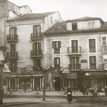 1910 Esquina noroeste de la Plaza de Pi y Margall. Los dos edificios al frente aún existen hoy día (esquina Plaza del Ayuntamiento-Escalantes), aunque combinados en uno solo y con varias plantas añadidas