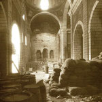 1937. Iglesia de la Compañía como almacén. La luz de la izquierda revela que ya ha sido derribada la nave oeste (posteriormente reconstruida)