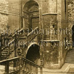 1925-1930 Acceso a la Catedral desde la Calle del Puente por la "Escalera de los Mártires". A la derecha, entrada hacia Ruamayor por debajo de la torre de la Catedral