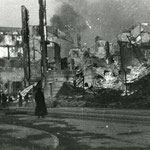 1941 Restos humeantes de la acera norte de La Ribera y la zona en torno a la Plaza Vieja. Al fondo a la izquierda, Edificio Ubierna (se salvó del incendio; actualmente en la esquina de Calvo Sotelo con Lealtad)