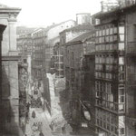 1936 Comienzo de la Calle Santa Clara desde la Plaza Vieja. Al frente, trabajos ya muy avanzados de derribo de la nave oeste de la iglesia de La Compañía. A la izquierda, el antiguo Ayuntamiento
