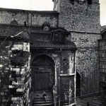 1933 Acceso a la Catedral desde la Calle del Puente por la "Escalera de los Mártires", de finales del siglo XVII. A la derecha, entrada hacia Ruamayor por debajo de la torre de la Catedral