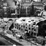 Años 60. Plaza de Pi y Margall desde el sur. Se está procediendo al derribo del "Edificio del Sepi"; detrás de éste, Ayuntamiento y solar donde estuvo la iglesia de San Francisco