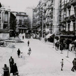 Años 40 o 50. Toda Isabel II (en la imagen desde el sur) quedó en pie tras el incendio, aunque el "Edificio del Águila" sería derribado poco después; en la imagen ya ha desaparecido; le seguirían más tarde los dos siguientes edificios de esa acera