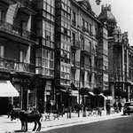 1930 Acera norte de la Plaza de Pi y Margall desde el oeste. Al fondo, Ayuntamiento e iglesia de San Francisco