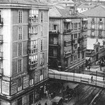 1930 Puente y comienzo de Atarazanas. Más allá del puente, el Mercado de Atarazanas. También se ven los tejados de buena parte de la Puebla Vieja