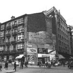 1963 Confluencia de Isabel II con Juan de Herrera desde el suroeste. Se aprecia cómo el "Edificio del Águila" ha sido derribado para abrir la nueva Juan de Herrera hacia el Ayuntamiento. Igual suerte correrían los dos siguientes edificios de esa acera