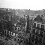 1941 Ruinas del lado norte de la Plaza del Príncipe. Por detrás, las calles del Arcillero y de la Compañía