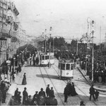 1908 La Ribera (izquierda) y la Plaza Velarde (derecha) desde el puente. Durante la inauguración de los tranvías eléctricos