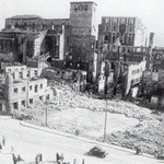 1941 Restos de la zona de Atarazanas desde el norte. En primer plano, solar donde había estado el Mercado de Atarazanas hasta 1939; detrás de éste, restos de la Calle del Rincón; al fondo, ruinas de la Catedral y el Palacio Episcopal