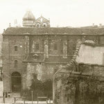 1928 Fachada de la Iglesia de San Francisco (derribada en 1936) a Isabel II. Detrás asoma la torre del Ayuntamiento (desaparecida en los años 60)