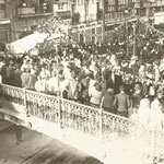 1921 Entrada del obispo Juan Plaza García por el puente hacia la Catedral. Vista hacia el este