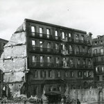 1941 Ruinas de la esquina noreste de la Plaza del Príncipe. A la izquierda, detrás de las ruinas de la plaza, iglesia de los Jesuitas en la Calle San José