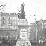 1906 Plaza Velarde desde el este. En primer plano, el monumento a Pedro Velarde; al fondo, el Mercado de La Ribera