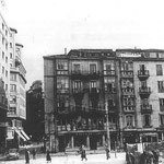 Años 50-60. En la nueva planificación urbana Isabel II (aquí desde el norte) fue prolongada hacia el sur hasta la Bahía. Junto al Ayuntamiento quedó una "isla", el "Edificio del Sepi", que sería derribado en los 60 para ampliar la plaza