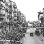 1930 La Ribera desde la manzana entre Colón y Atarazanas. El edificio bajo junto a Correos, sobre el solar donde estuvo el Mercado de La Ribera, albergó los Juzgados municipales y el Registro Civil (sobrevivió al incendio y se derribó en los 60)