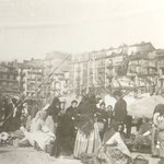 1887 Mercado en la Plaza Velarde. Al fondo, La Ribera