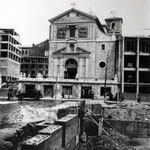 c. 1949 El entorno de la iglesia de La Compañía en plena "Reconstrucción". Los restos del Palacio de Villatorre ya han sido derribados; la nave oeste de la iglesia aún no ha sido reconstruida
