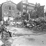 1941 La Plaza Vieja totalmente destruida. Al fondo, Calle de La Compañía, con las ruinas de la iglesia de la Compañía y el edificio de los almacenes de Pérez del Molino