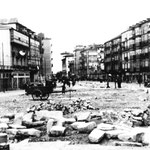 1936 Juan de Herrera (izquierda) y Atarazanas (derecha) desde el oeste, con la manzana de casas que las separaba recién derribada. Al fondo, Correos