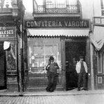 ¿Año? Confitería Varona en el número 4. Se encontraba en el tramo norte de la calle, desaparecido en 1909 con la construcción del nuevo puente (en las fotos del puente antiguo desde la Ribera puede verse este tramo, con la confitería, a la derecha)