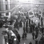 1941 Plaza de los Remedios desde la Calle del Cubo durante el incendio; la gente fue evacuando la zona y refugiándose con sus pertenencias aquí; a medida que el fuego avanzara habrían de retirarse más lejos. Al fondo, la zona de la plaza que desapareció